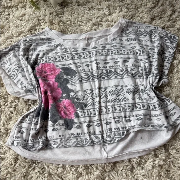 Chic Women's Short Sleeve Top with Gray and Pink Floral Design - Picture 2 of 5